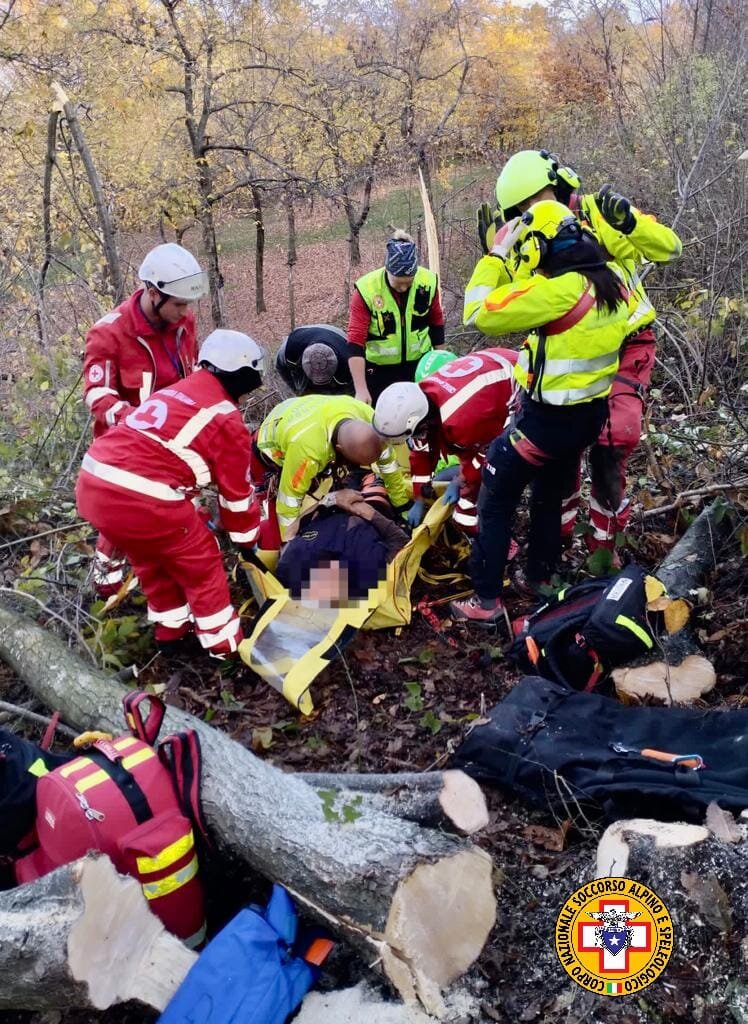 21 novembre 2022. Valestra (RE). Soccorso Boscaiolo colpito da tronco di albero.