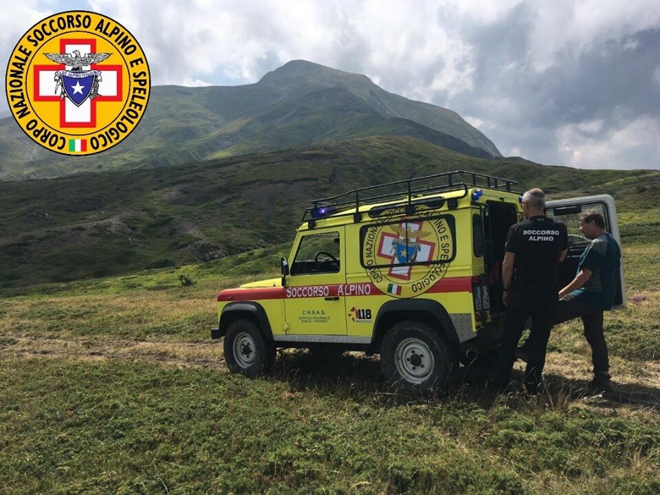 25 agosto 2019. Prati di Sara (Villa Minozzo - Re). Cade sul sentiero lussandosi una spalla. Recuperato dal Soccorso Alpino e Speleologico.