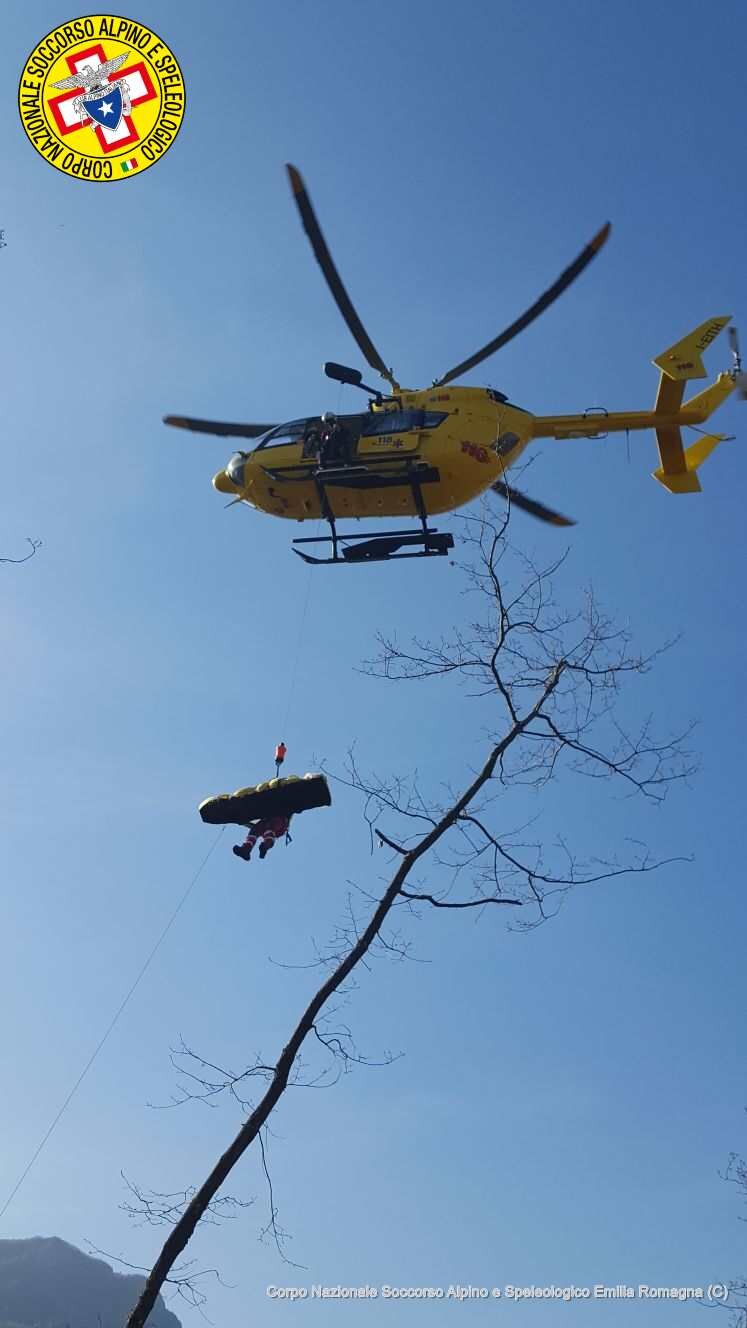 9 giugno 2018. Monte Penna (RE). Si procura un trauma ad un braccio sulla ferrata. Intervento dell'Elisoccorso e dei tecnici del Soccorso Alpino.