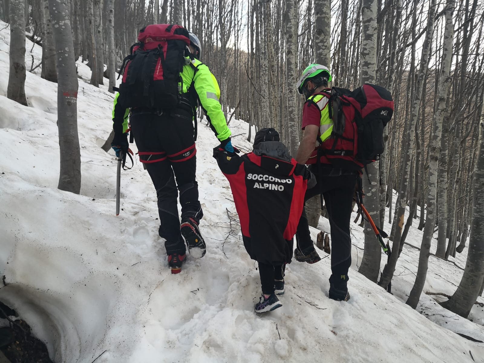 9 maggio 2021. Lago di Ballano, Monchio delle Corti (PR). Famiglia in difficolt&agrave; durante escursione.