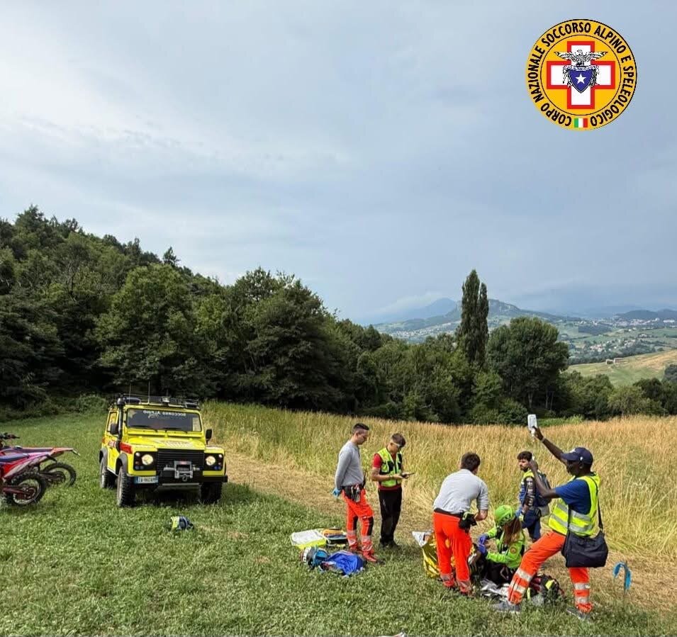 6 luglio 2025. Felina (Castelnuovo ne Monti - RE). Soccorso motociclista durante gara di enduro.