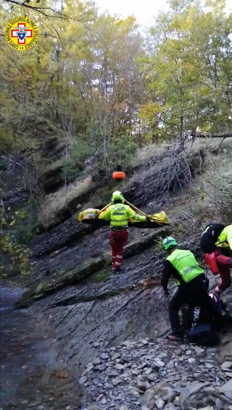 25 ottobre 2020. Pietrapazza (FC). Cade durante passeggiata recuperato dal Soccorso Alpino ed Elisoccorso.
