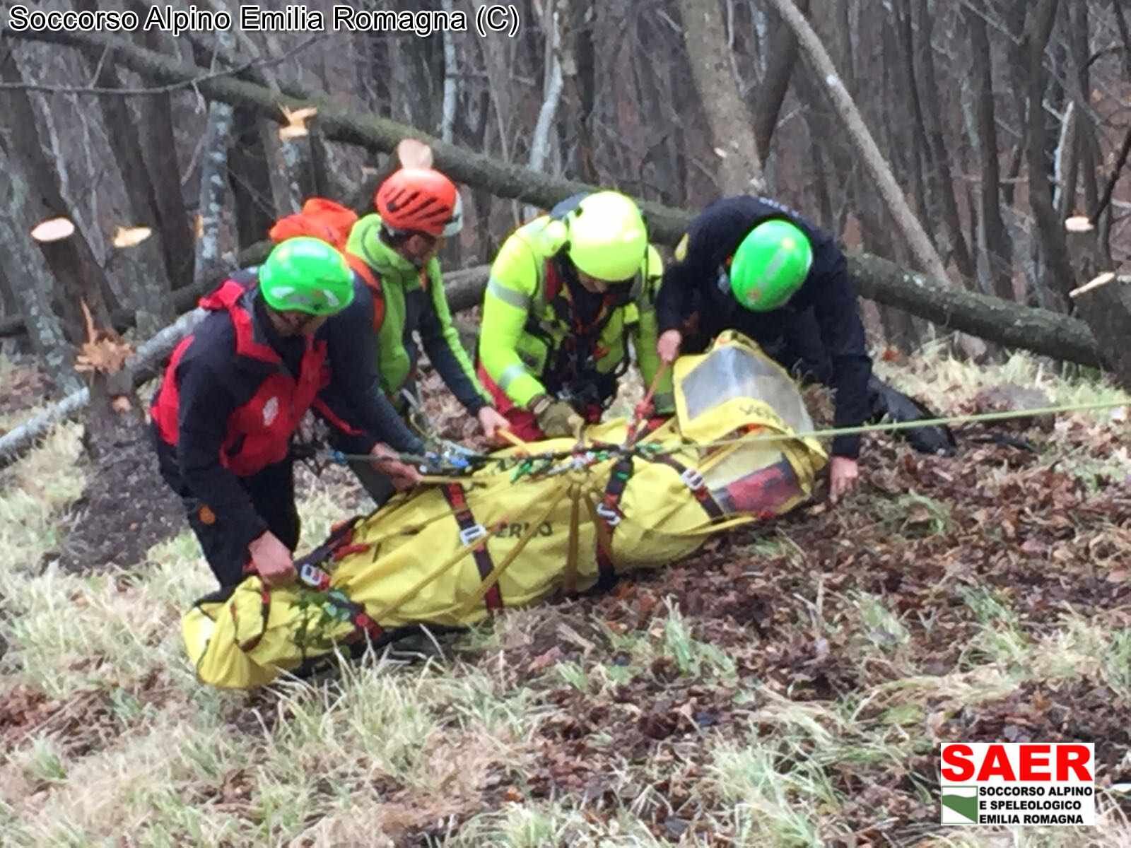 06 gennaio 2018 - Rusino (Tizzano Valparma -PR). Ragazza scivola in una scarpata. Recuperata dal SAER e trasportata in elicottero in ospedale.