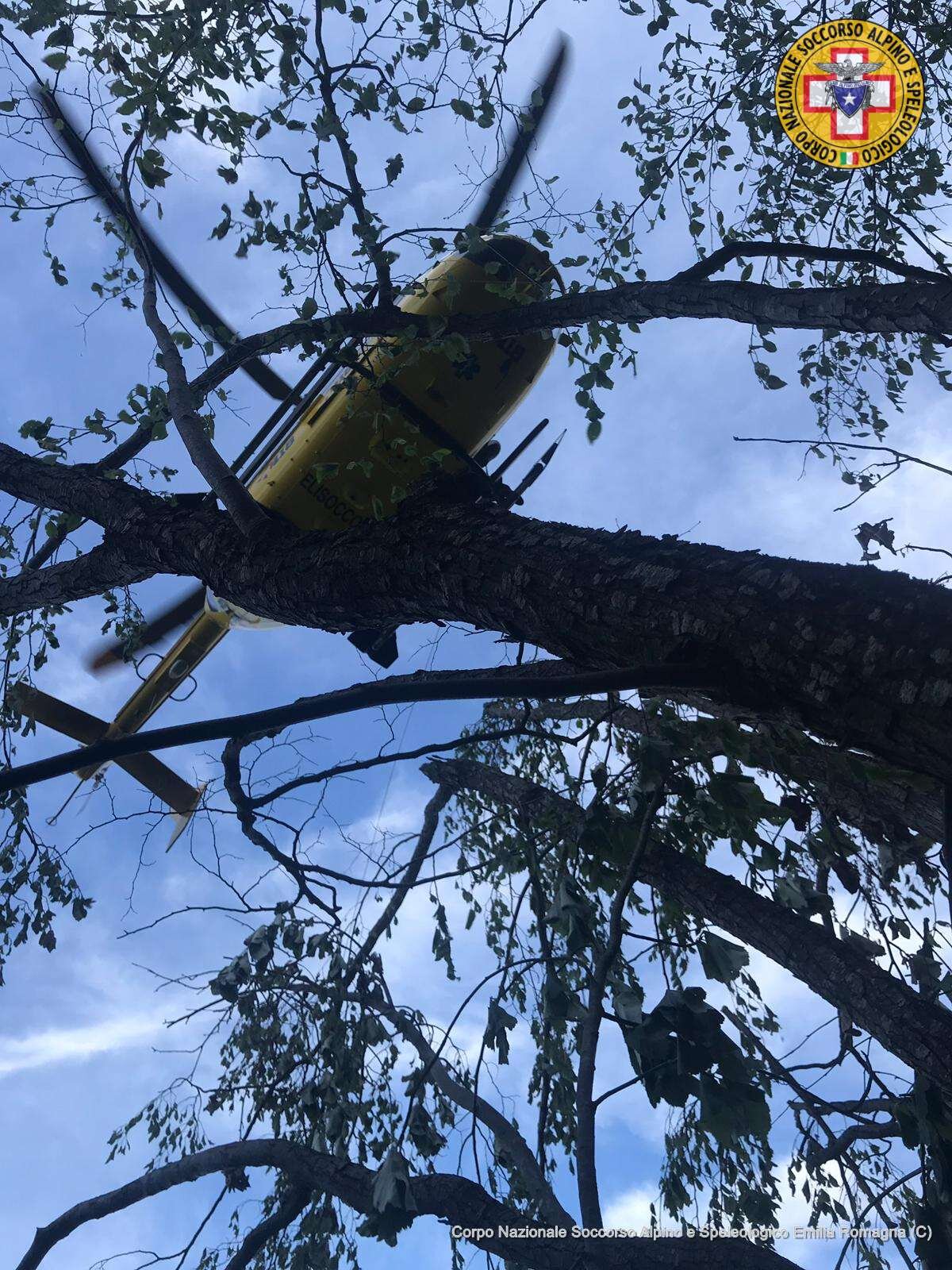 27 settembre 2019. Monte Granaglione (BO). Fungaiolo ferito su sentiero, intervengono Soccorso Alpino ed Elisoccorso.