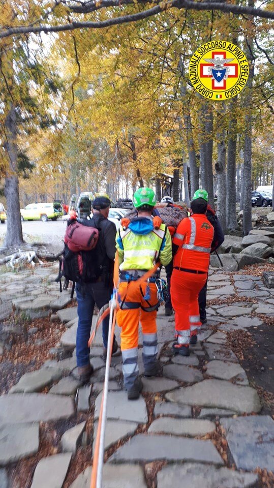 17 ottobre 2019. Montechiarulo (PR). Scivola su un sentiero scosceso mentre cerca funghi.