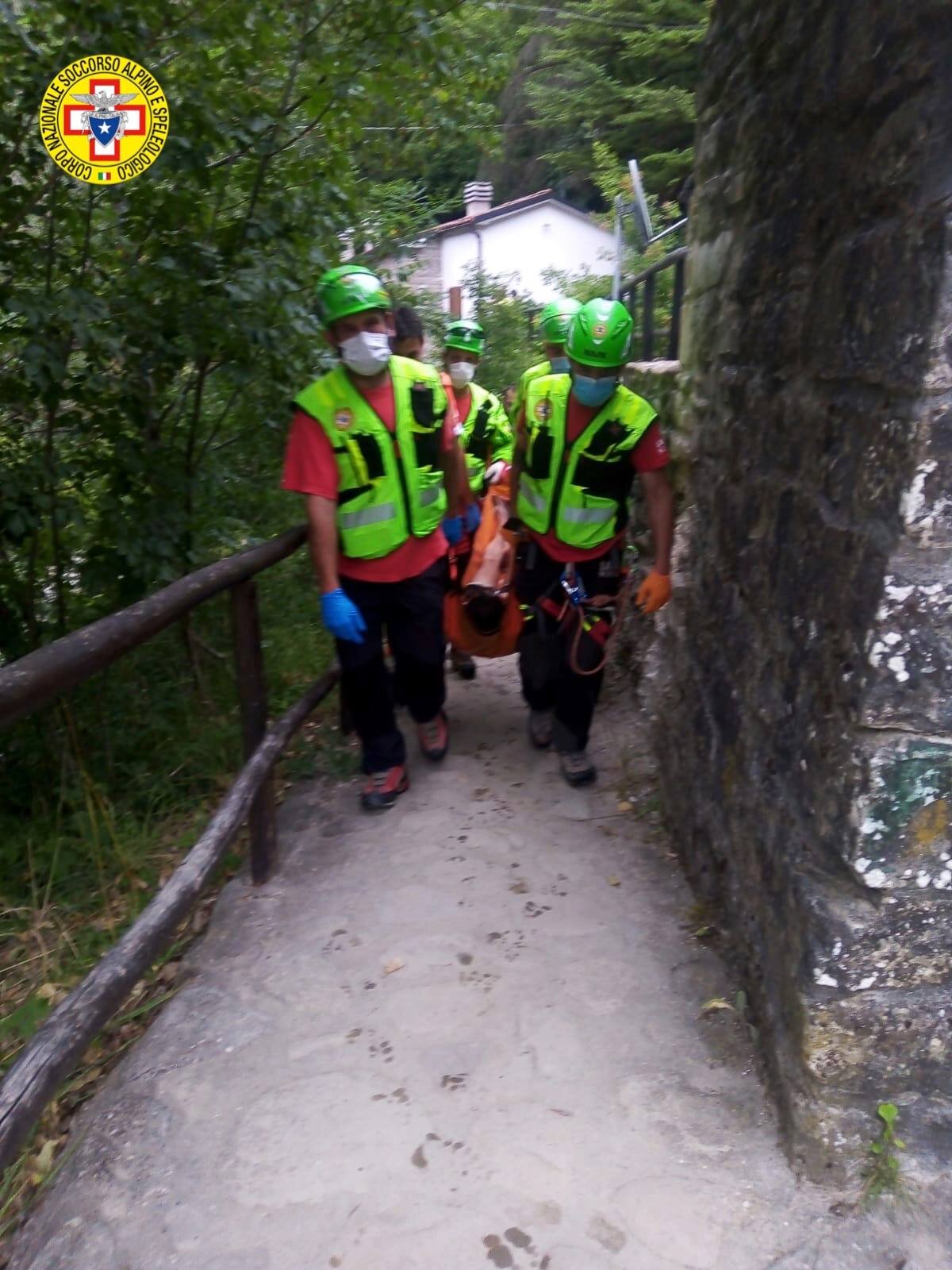 15 agosto 2020. Bocconi Portico San Benedetto (FC). Cade sul greto del fiume e si procura un trauma degli arti spueriori.