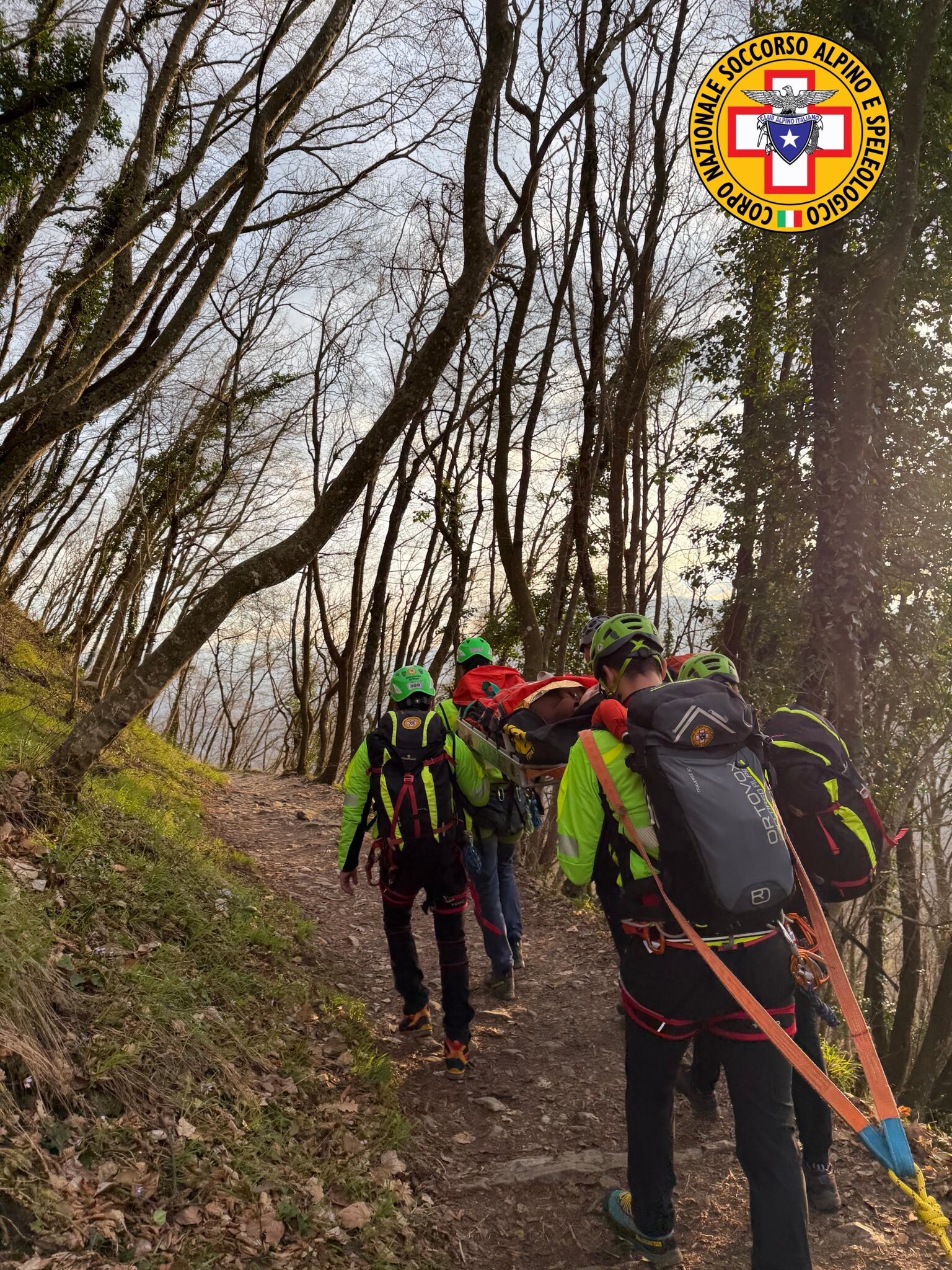 29 marzo 2026. Pietra di Bismantova (Castelnovo ne Monti - RE). Escursionisti scivolano lungo il sentiero. 29 marzo 2026. Pietra di Bismantova (Castelnovo ne Monti - RE). Escursionisti scivolano lungo il sentiero.