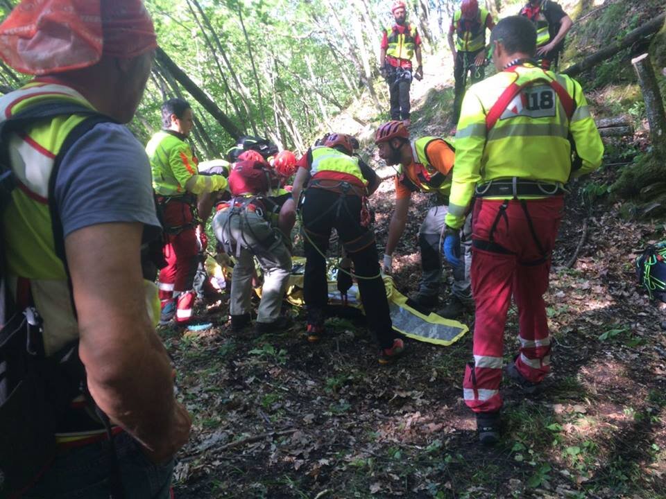 San Benedetto in Alpe, comune Portico e San Benedetto (Forl&igrave; Cesena) - Scivola in un dirupo per 150 metri, soccorso dal SAER