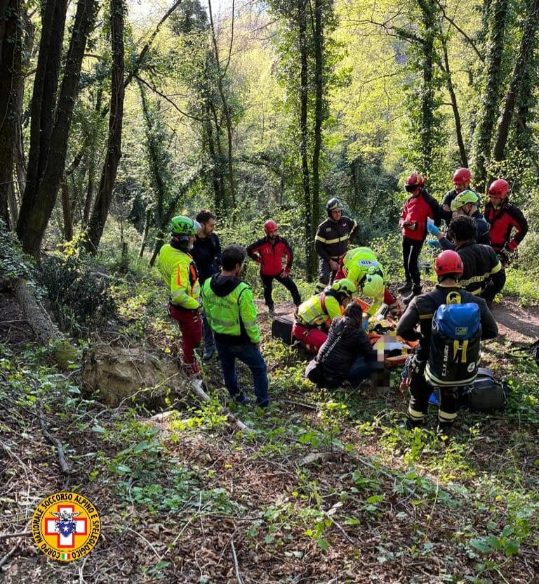 4 aprile 2023. Montegibbio (Sassuolo - MO). Soccorso ciclista nel bosco.