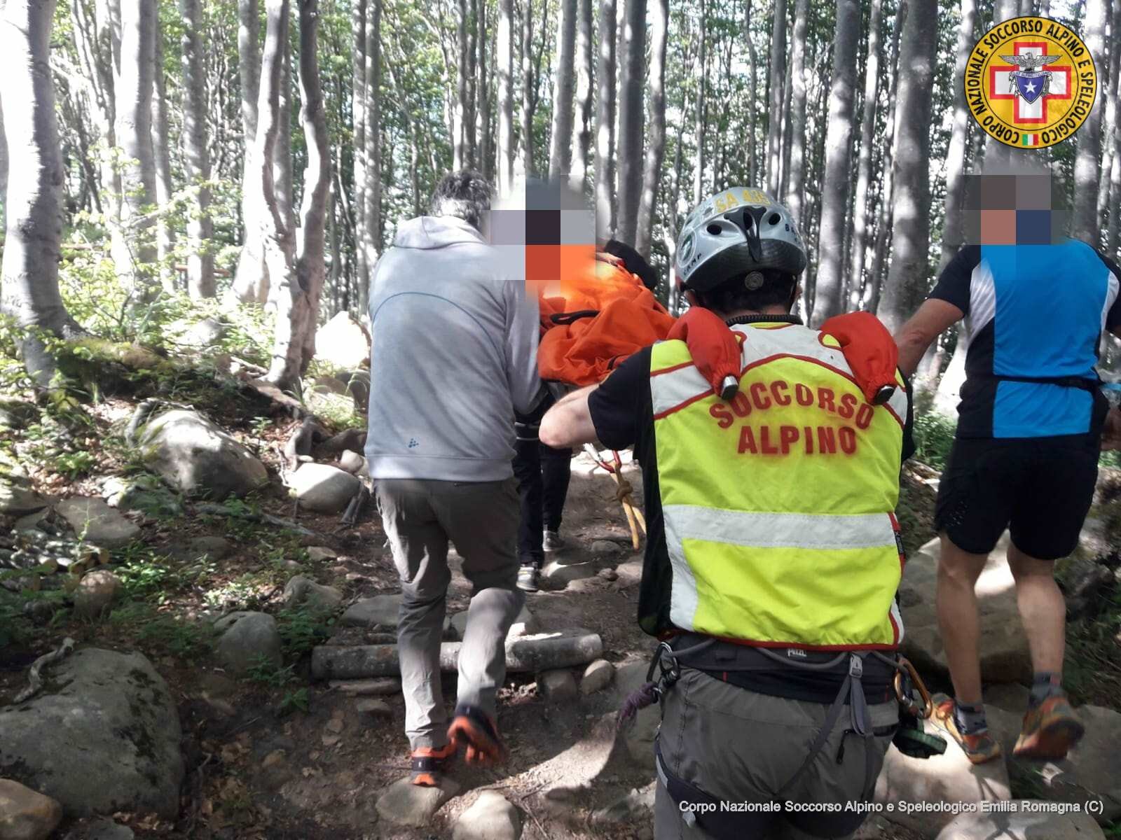 11 luglio 2020. Lago Santo Parmense (Corniglio - Pr) Escursionista infortunata, recuperata dal SAER.