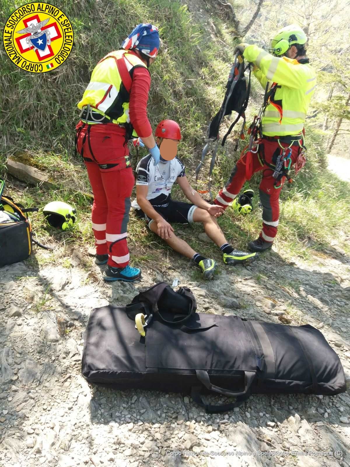 25 aprile 2018. San Paolo in Alpe - Sasso Fratino (FC). Intervento dell'Elisoccorso e del Soccorso Alpino per cistica caduto in zona impervia.