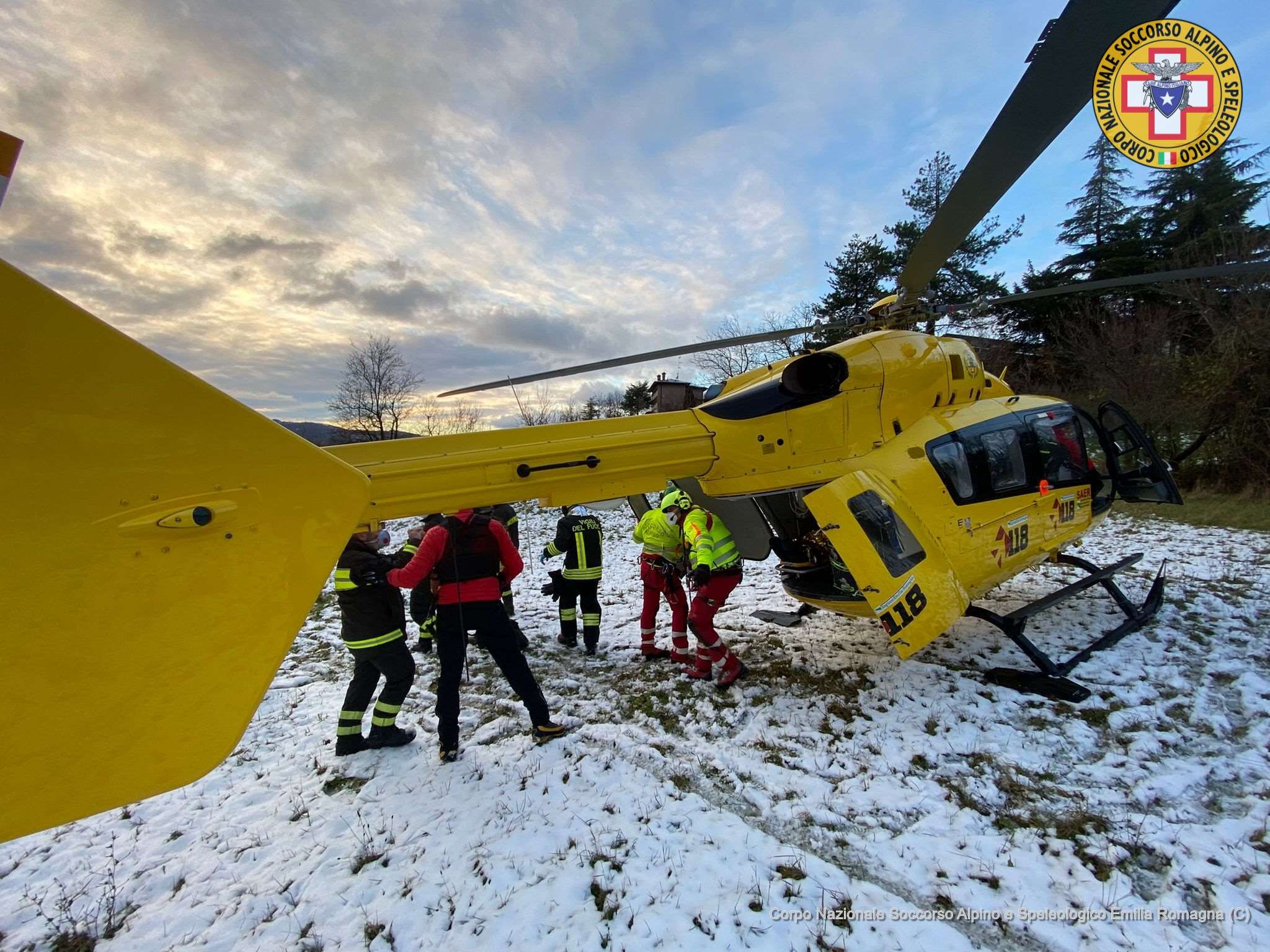 6 gennaio 2022. Viano (RE). perde il controllo dello snowboard e si ferisce contro un albero.