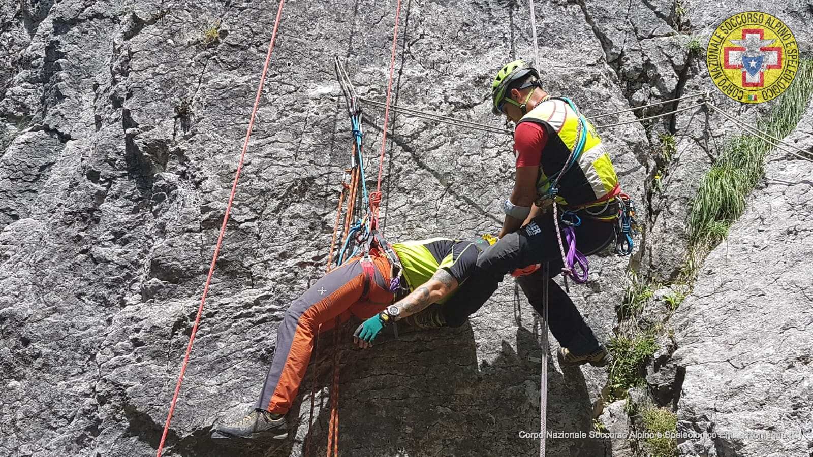 30 giugno 2018. Le Balze (FC). Il Soccorso Alpino si addestra in falesia con nuovi presidi di immobilizzazione.