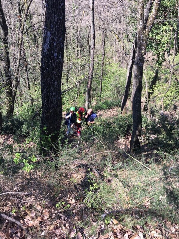 7 aprile 2018. MONTE CALDERARO - CASTEL SAN PIETRO TERME (BO). Scivola in un dirupo mentre accoglie asparagi.