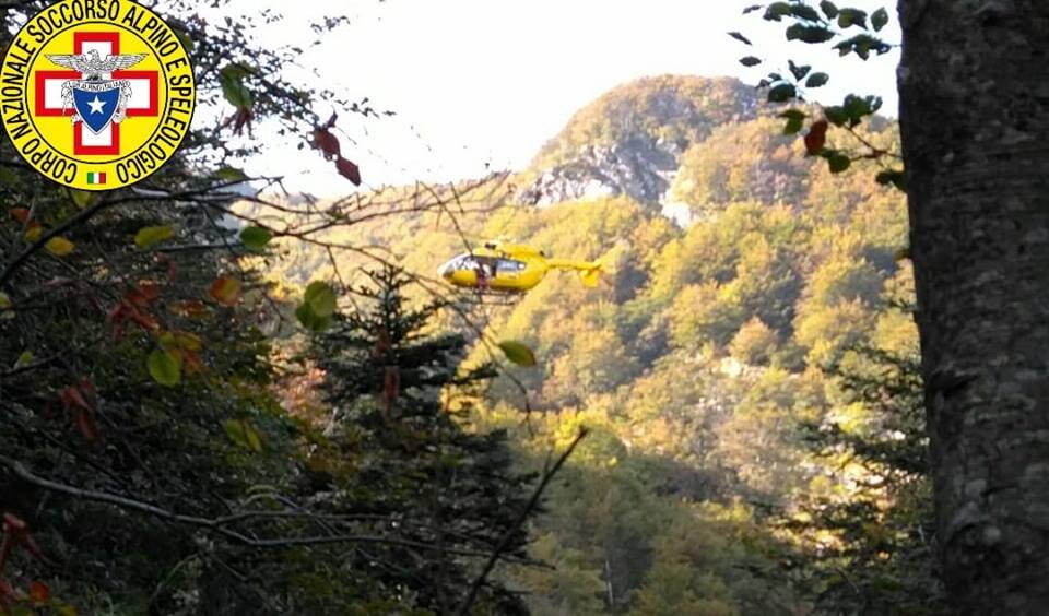 4 ottobre 2018. PASSO DELLA COLLA (Corniglio / Monchio d. C. - Pr). Fungaiola cade infortunandosi ad un arto inferiore.