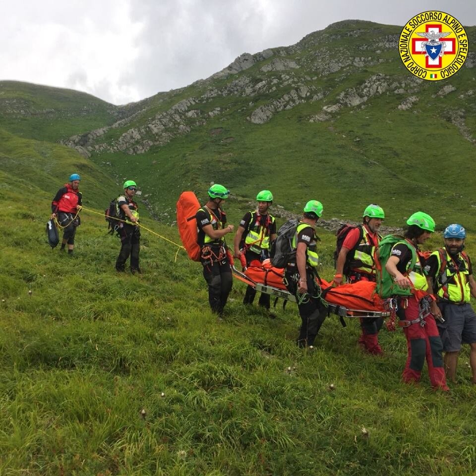 13 agosto 2018. Il Passone Monte Cusna (Villa Minozzo &ndash; RE). Donna cade fratturandosi una gamba. Riportata a valle dal Soccorso Alpino.