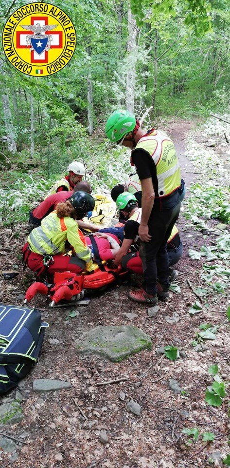 9 giugno 2019. Madonna dell'Acero Lizzano in Belvedere (BO). Escursionista si infortuna, soccorsa dall'Elisoccorso e dai tecnici del CNSAS