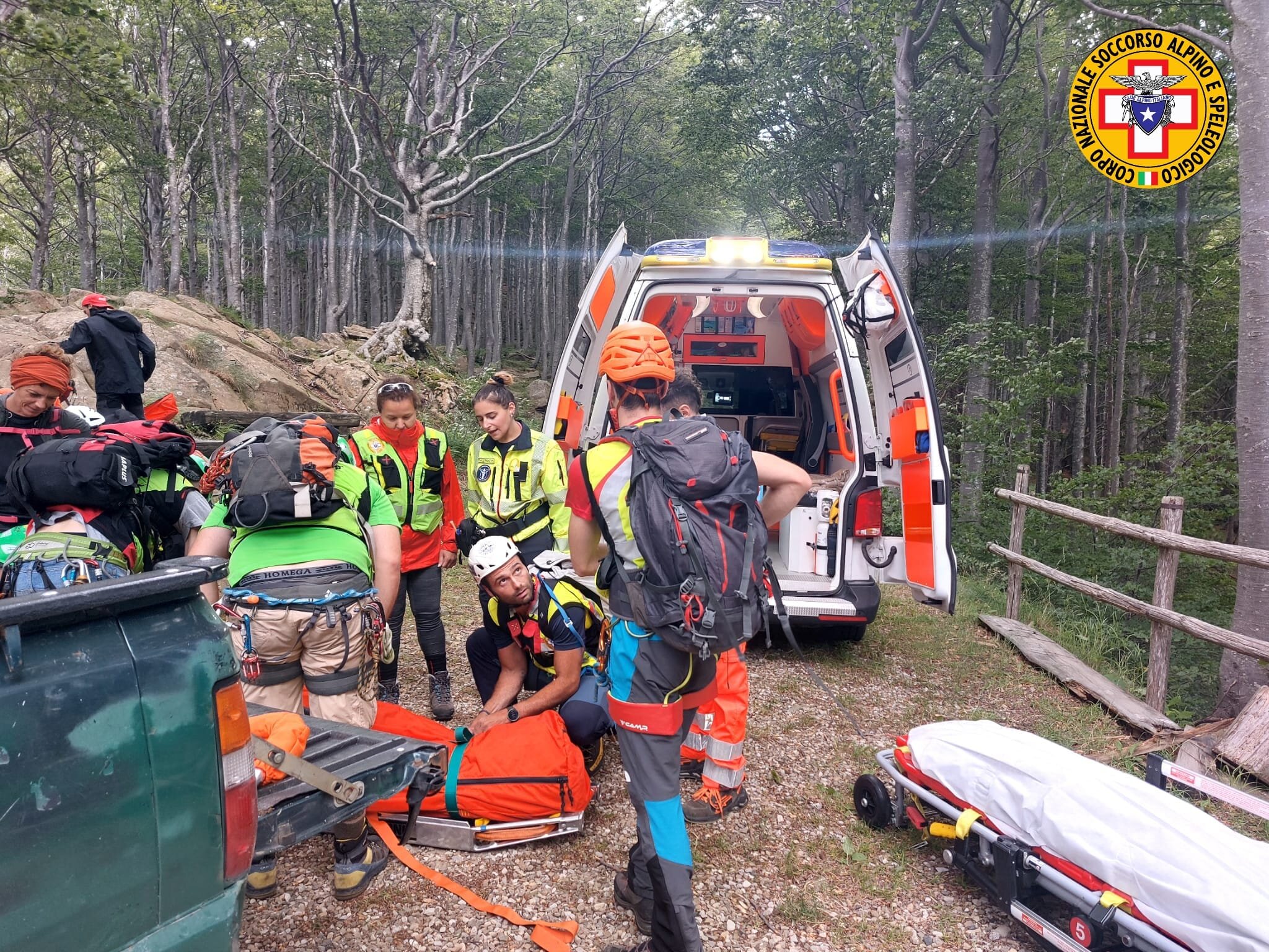 21 luglio 2023. Passo delle Guadine (PR). Cade durante escursione procurandosi un trauma all'arto inferiore.