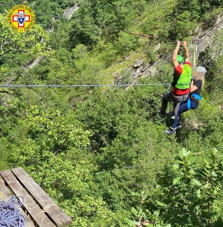14 giugno 2020. Ferrata Balze di Malpasso (Toano -Re). Persona in difficoltà sulla Ferrata . 14 giugno 2020. Ferrata Balze di Malpasso (Toano -Re). Persona in difficoltà sulla Ferrata .