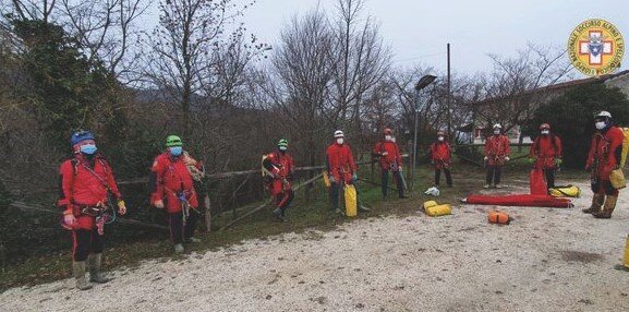 A SCUOLA DI SOCCORSO SPELEOLOGICO