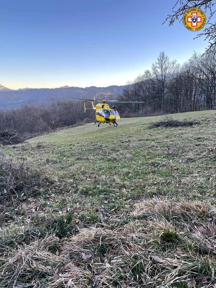 10 gennaio 2023. Madonna del Monte (Palanzano - Pr) Boscaiolo infortunato ad un arto inferiore.