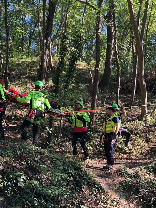 10 luglio 2022. Passo del Carn&egrave; (Brisighella -RA).Scivola in una scarpata durante trekking.