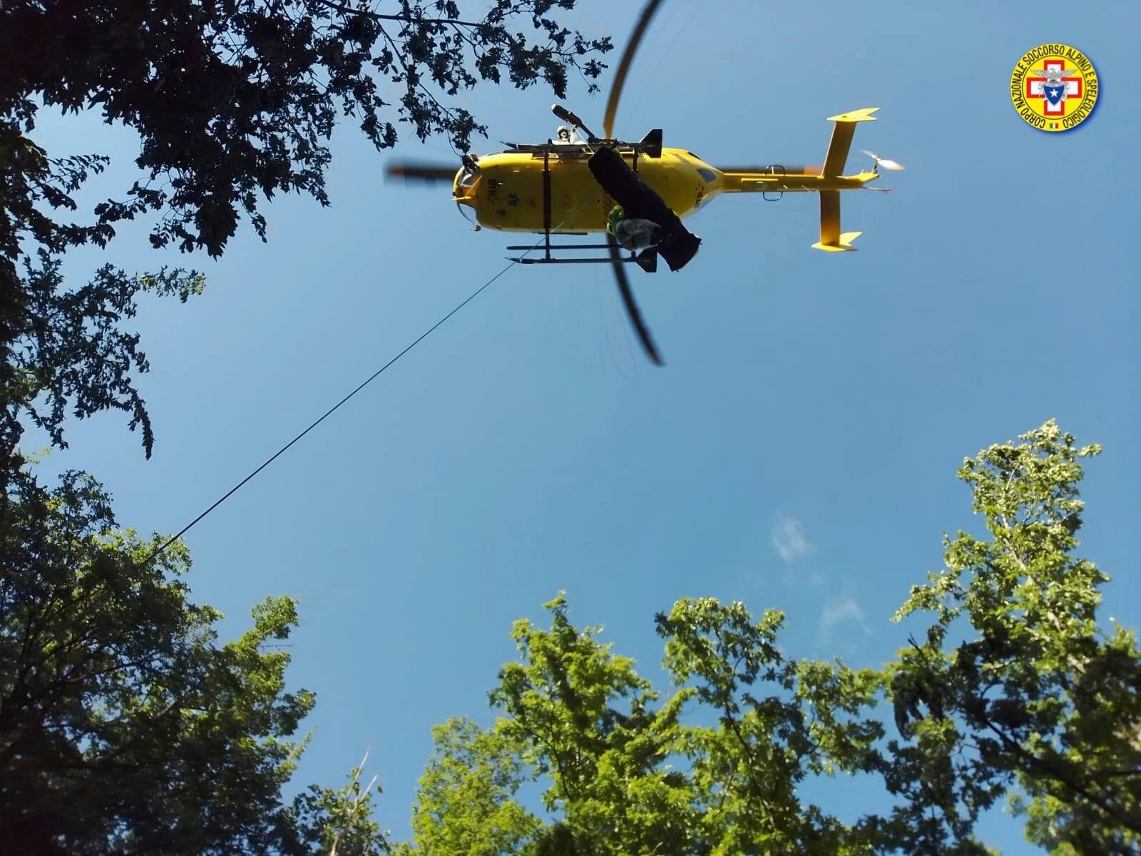 20 agosto 2020. Cade durante escursione sul monte Cusna. Intervento del Soccorso Alpino ed elisoccorso.