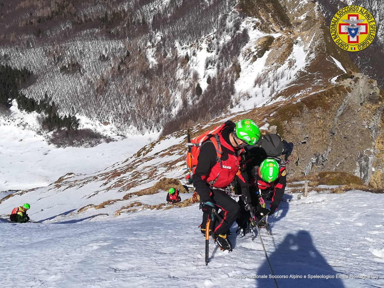 30 marzo 2019. Balzi dell'Ora Corno alle Scale (BO). Raggiunti e recuperati dagli uomini del Soccorso Alpino con l'ausilio dell'Elisoccorso escursionisti in difficolt&agrave;.