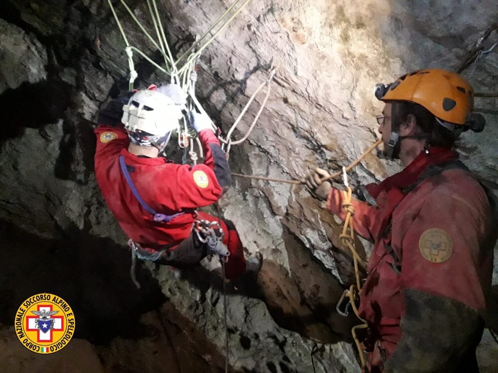 3 novembre 2018. Grotta Abisso Acquaviva - Brisighella (RA). Difficoltose operazioni di soccorso per uno spelelologo intrappolato.