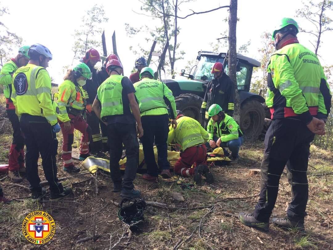 4 ottobre 2022. Grezzo di Bardi (PR). Si ribalta con il mezzo agricolo.