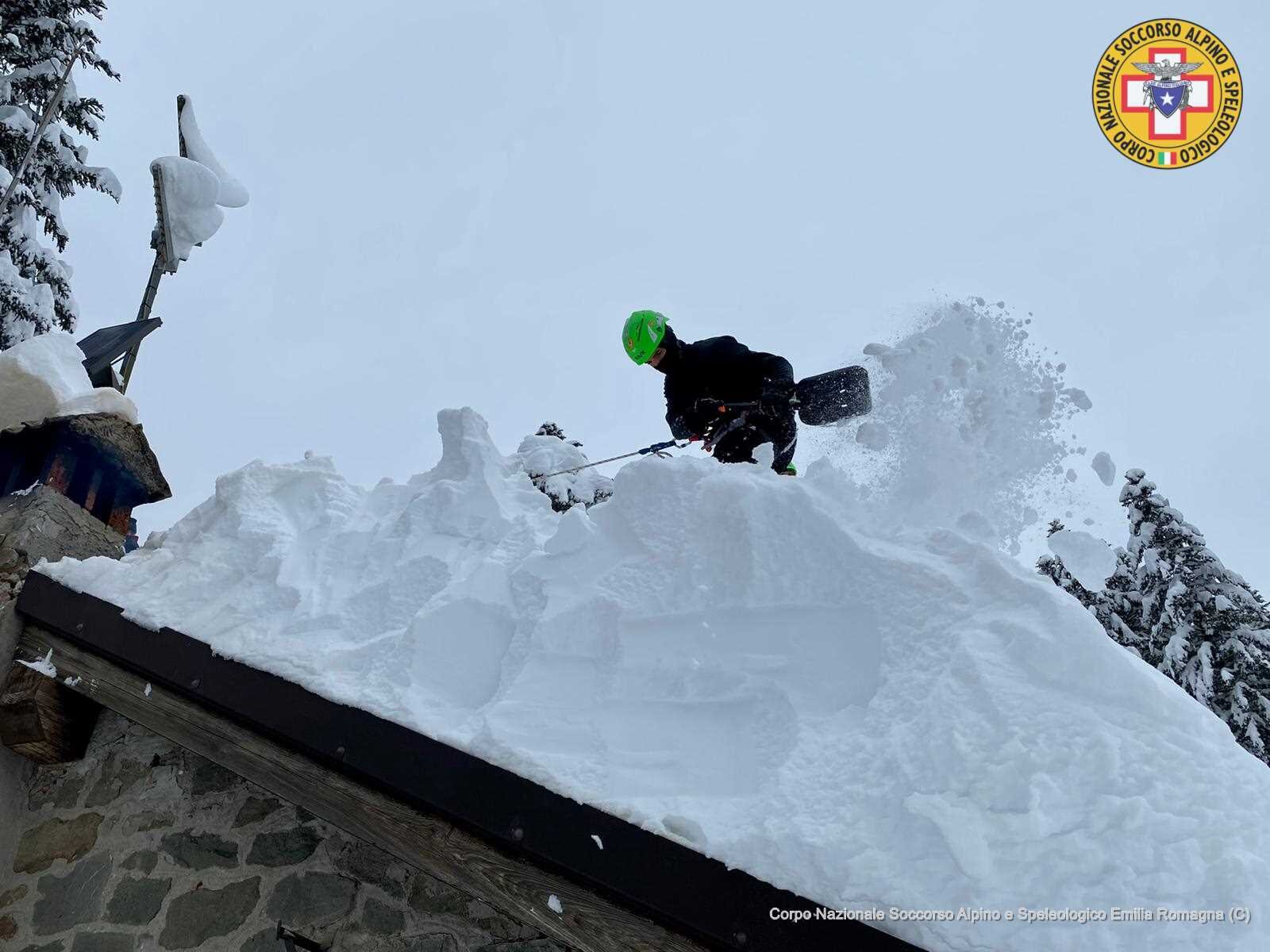 10 gennaio 2021. Civago - Villa Minozzo - RE. Rifugio Segheria. I tecnici SAER liberano il tetto dall'abbondante neve.