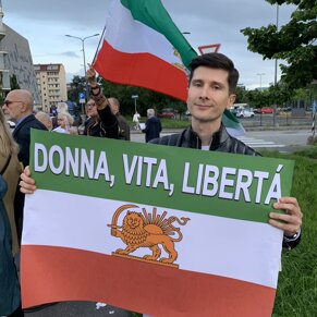 90721380-dcb9-43df-b90a-37a6e4f847d2