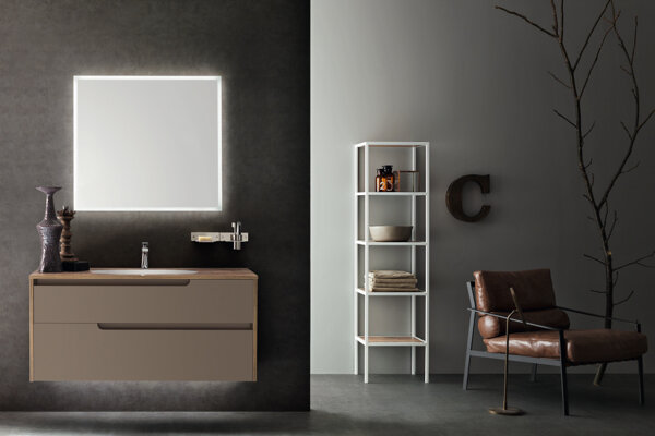 bagno Cerasa bagno moderno design minimal con vasca integrata - specchio illuminato sulla cornice perimetrale