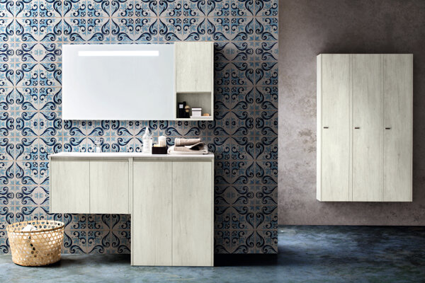 bagno Cerasa bagno moderno in frassino con vasca integrata e specchio contenitore