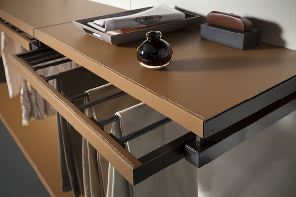 cabina armadio Rossetto cabina armadio - ripiani con rivestimento in cuoio marrone e schienale laccato