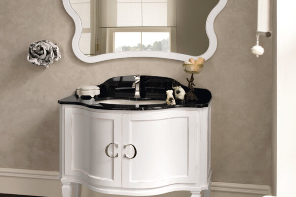 bagno Cerasa bagno classico raffinato - contrasto fra piano marmo nero e base bianca sagomata - maniglia con logo