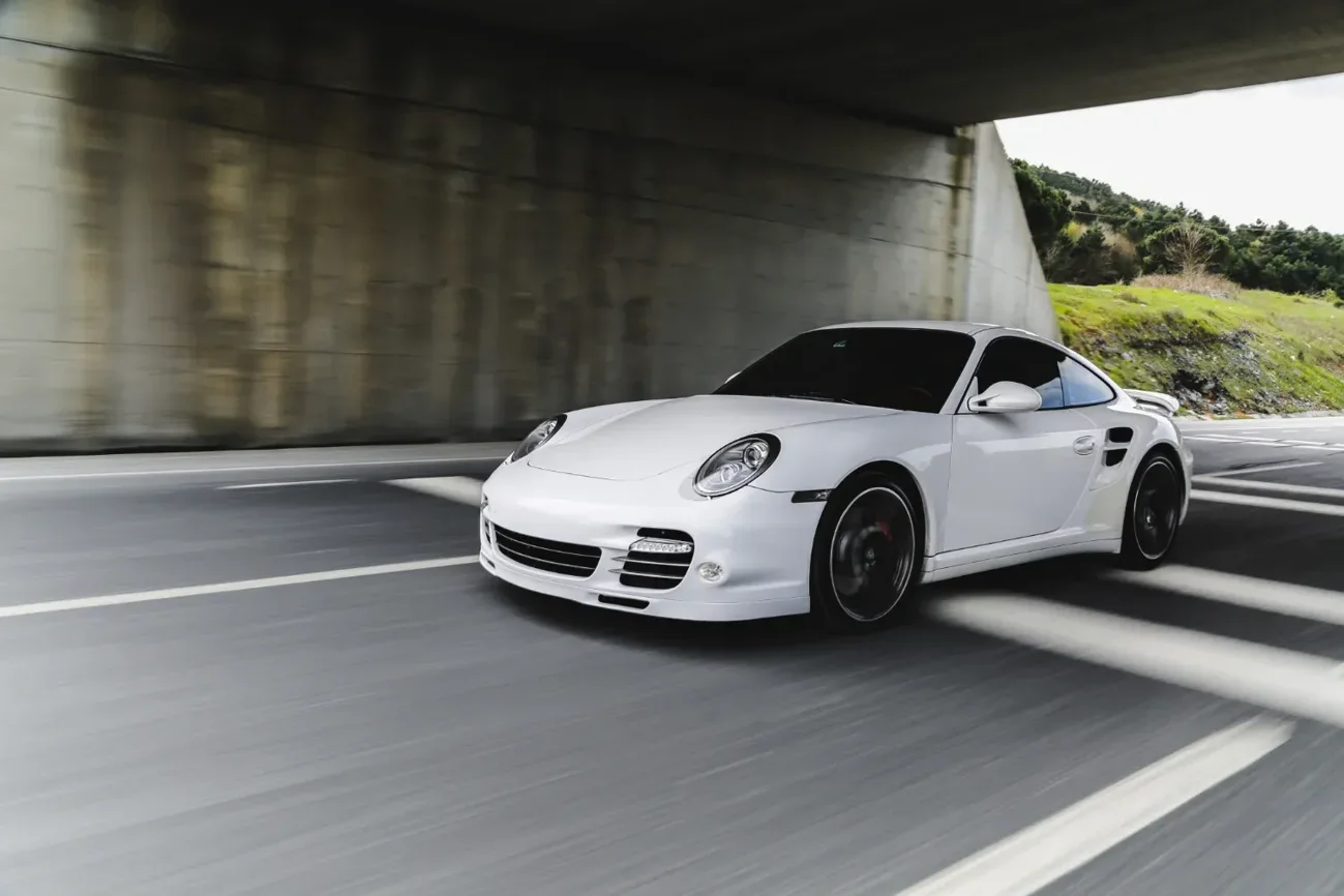 imgi_1_mini-coupe-bianco-sulla-strada