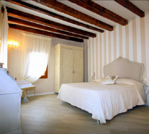 camera%20grande%20%20tavolino