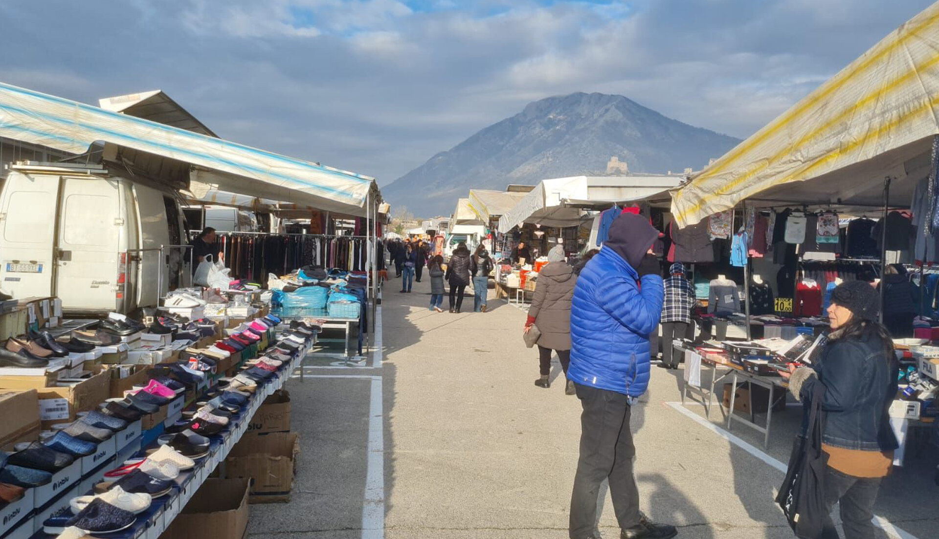 MONTESARCHIO. IL MERCATO SETTIMANALE DELOCALIZZATO NELL'AREA ADIACENTE AL LIZ GALLERY