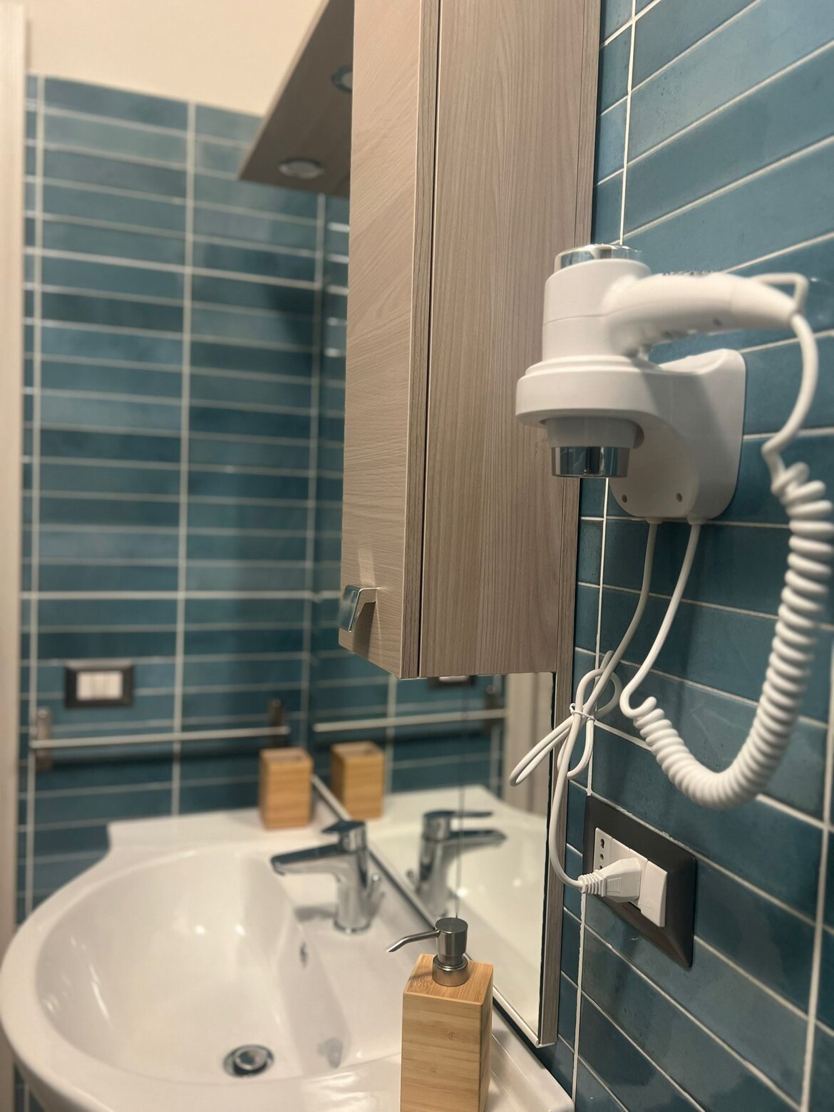 Bagno con cabina doccia, asciugacapelli, lavatrice