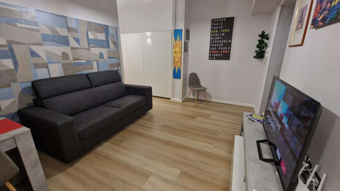 Soggiorno con divano letto matrimoniale, condizionatore, smart tv