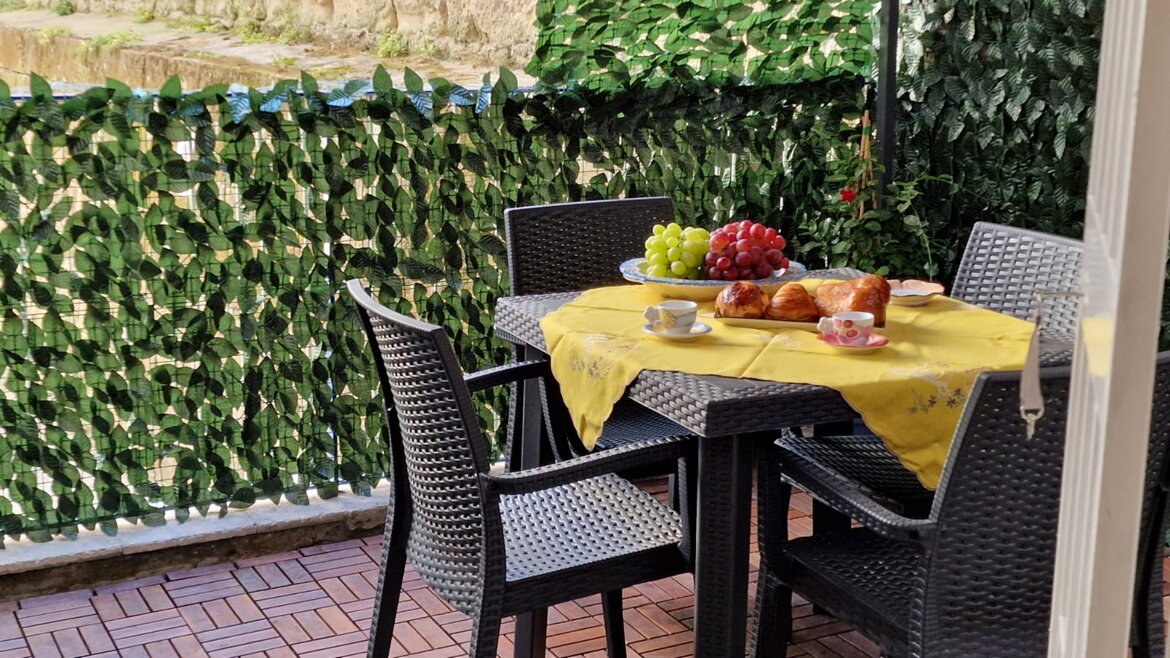 Terrazzo accessoriato con tavolo e sedie