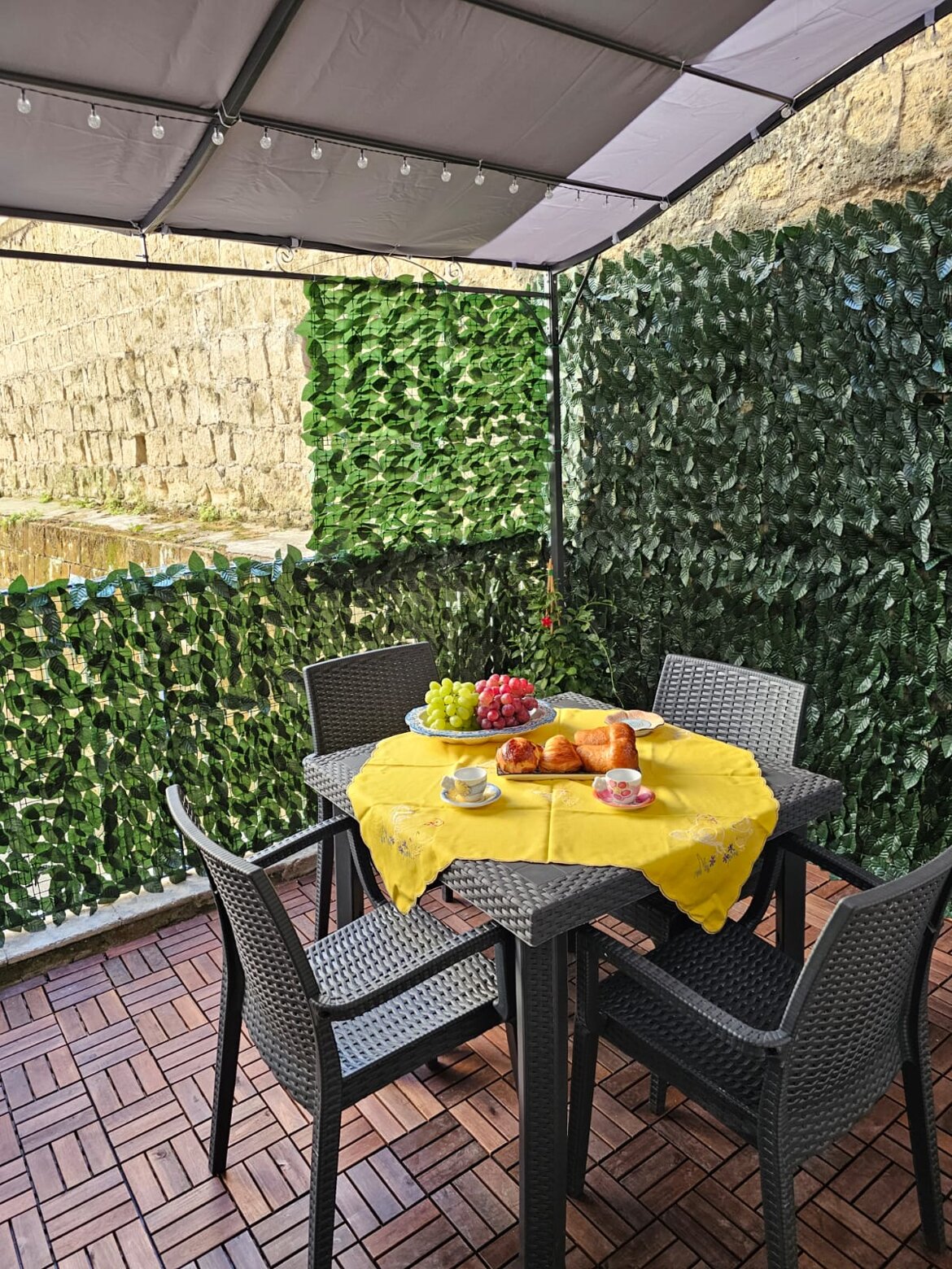 Terrazzo accessoriato con tavolo e sedie