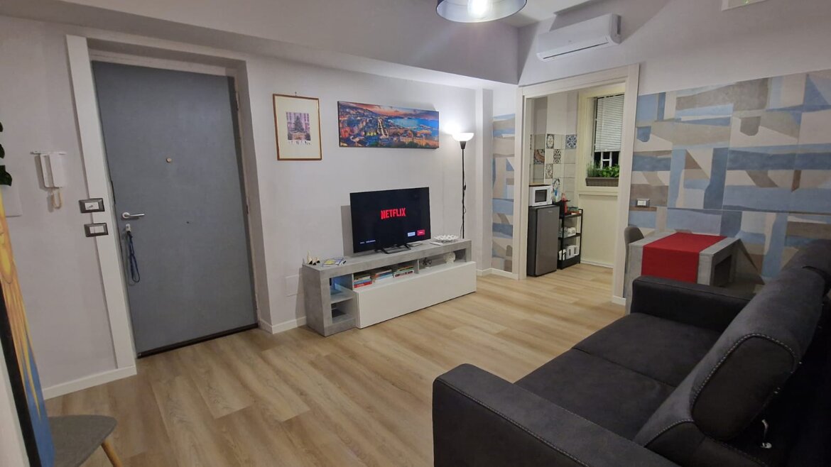Soggiorno con divano letto matrimoniale, condizionatore, smart tv