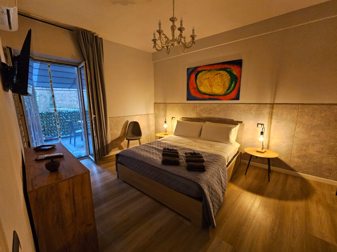 Camera da letto matrimoniale con condizionatore e smart tv
