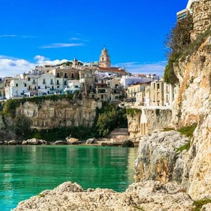 PUGLIA Scopri una delle bellezze meno conosciute d'Italia: la Puglia. Situata saldamente sul 