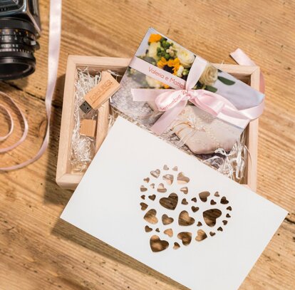 Confanetto in legno porta foto e usb ©foto liber