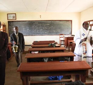 Inaugurazione aula M.Ventre 2010 Benidizione e inaugurazione una delle tante aule donate dalla Scuola Mariele Ventre di Ragusa 