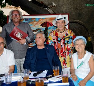 Villadi Pozzallo luglio 2023 i poeti D. Pisana, G. Macauda, il giornalista S. Cannizzaro e la Prof.ssa Grazia Dormiente