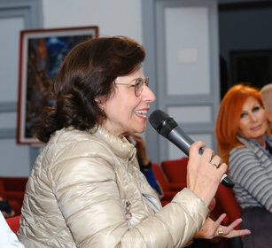 La Prof/ssa Rosanna Giannone dialoga con l'artista